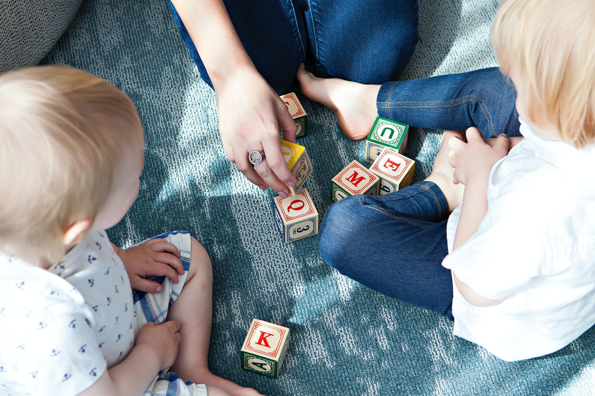 Est-ce que nous devons intervenir dans le jeu de l’enfant quand il est en difficulté ?