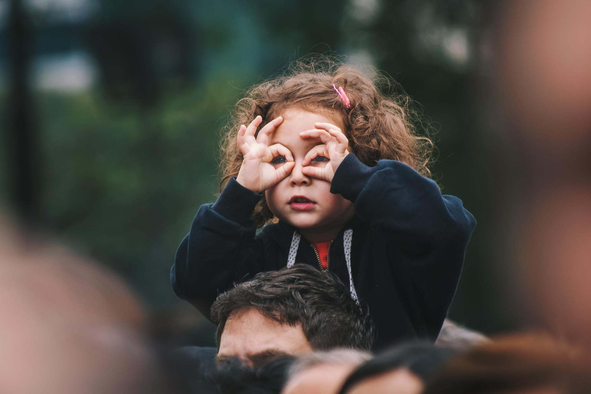 La communication gestuelle est-elle vraiment bénéfique pour les jeunes enfants ?