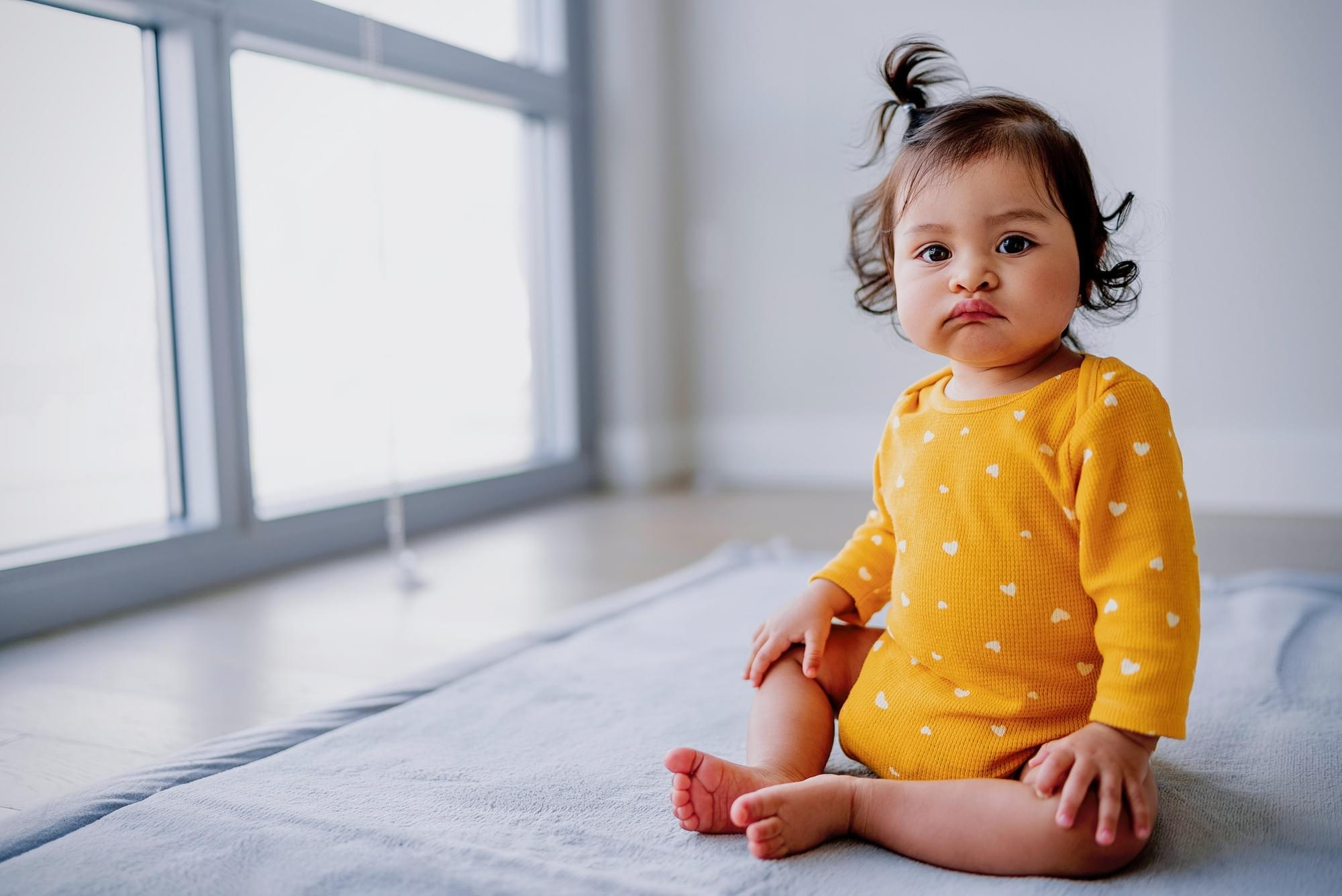 Mon bébé ne veut pas rester allongé, dois-je l’asseoir ?