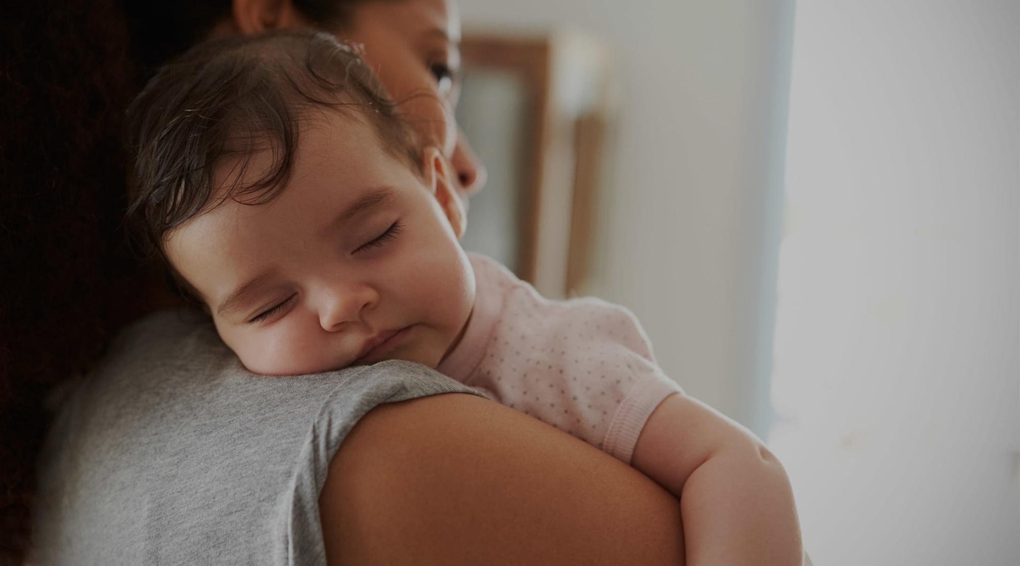 Mon enfant est souvent dans les bras, est-ce mauvais ?