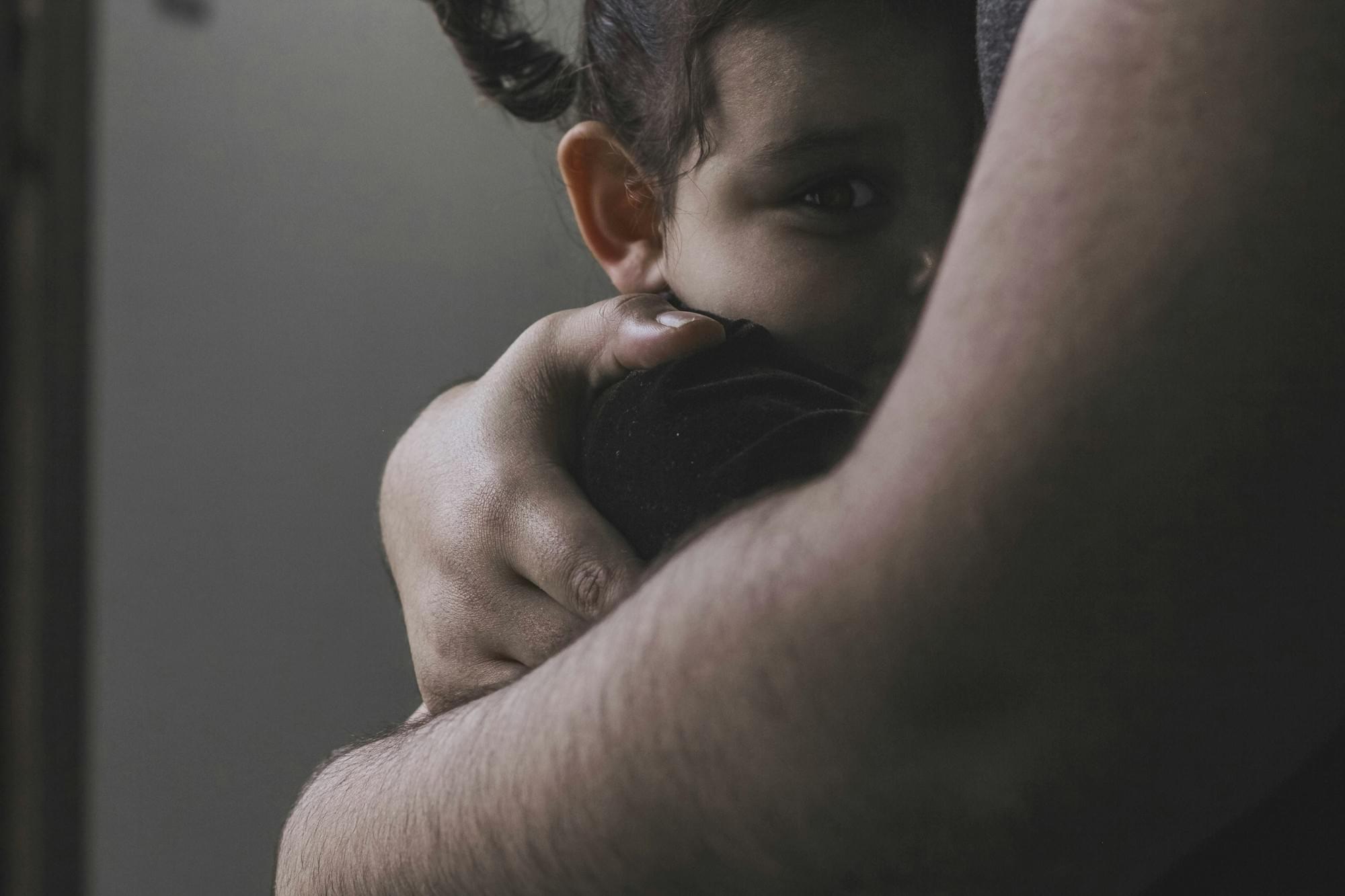 Pourquoi mon enfant se montre plus attaché à un seul adulte à la crèche ?